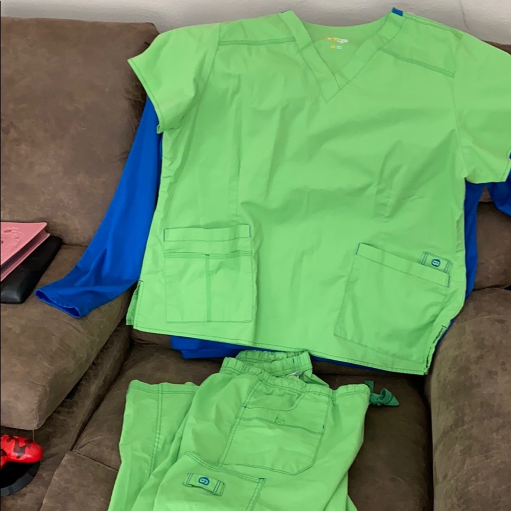 WonderFlex 2x scrub set with undershirt. GUC